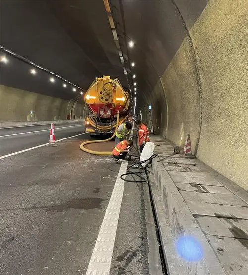 大邑隧道排水渠清淤